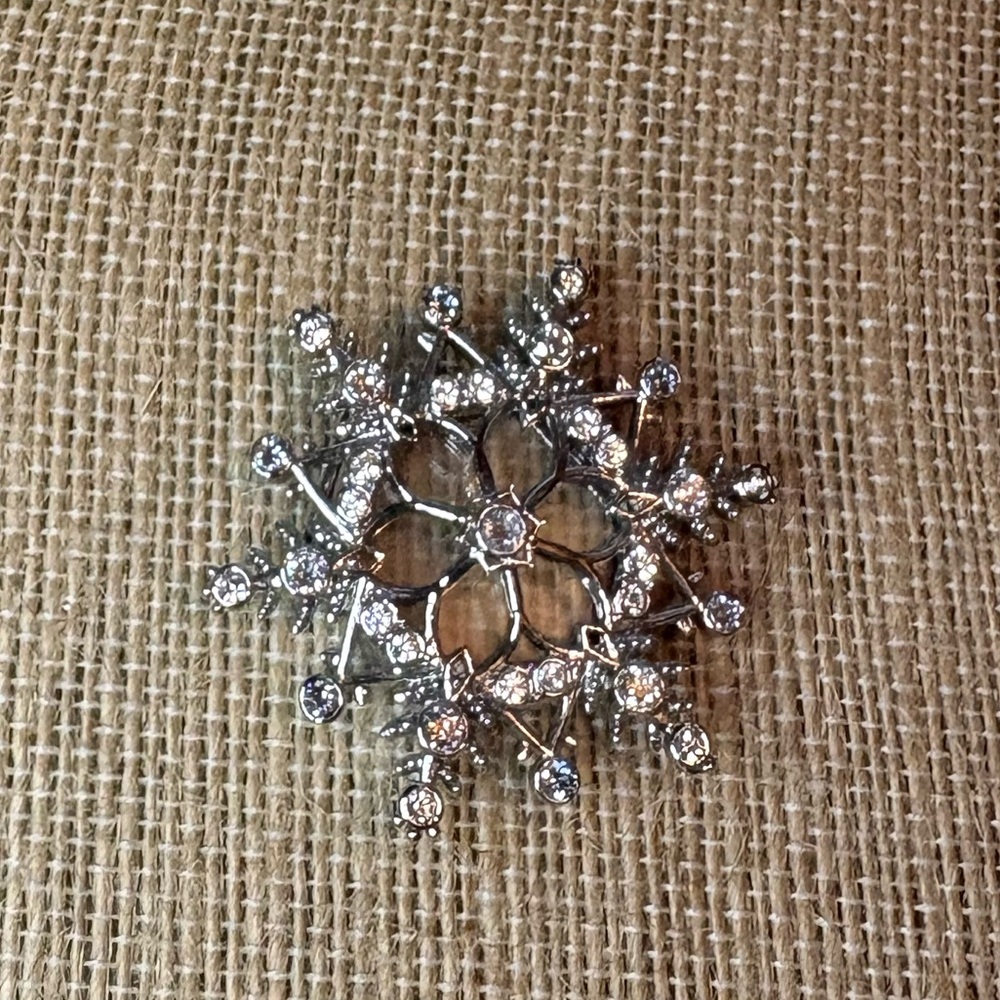 Origami Owl 💎 silver snowflake locket